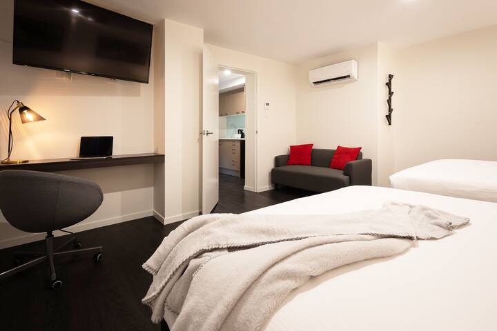 Ascot Budget – Modern 2 Bedrooms (Sleeps 6) gallery image 2