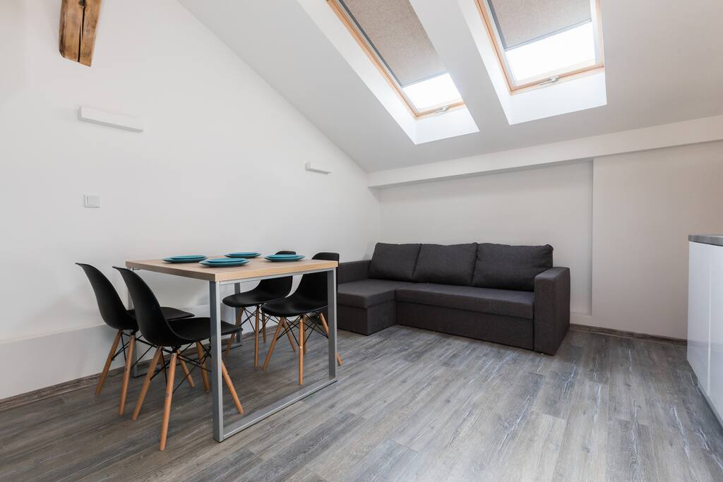 Stół oraz wygodna sofa w tle