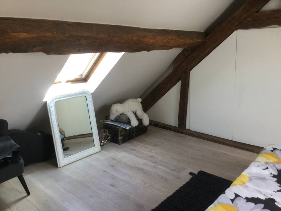 Grande chambre sur rue piétonne et sur cour avec son lit 160 (matelas à mémoire de forme)