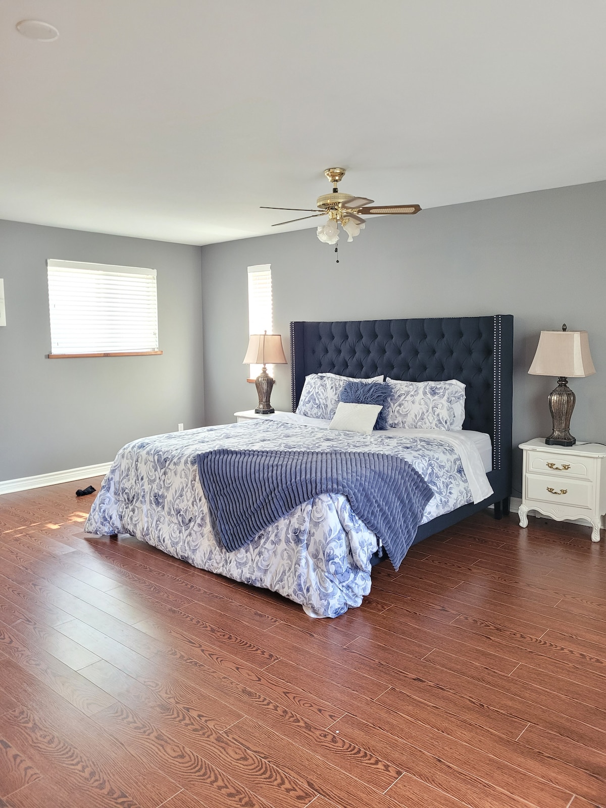 חדר שינה ראשי עם חדר רחצה צמוד וחדר ארונות.