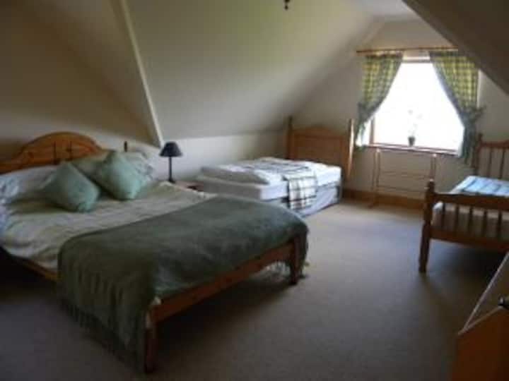 ห้องสำหรับครอบครัวชั้นบน
ห้องเตียงใหญ่พร้อมเตียงเดี่ยวคู่