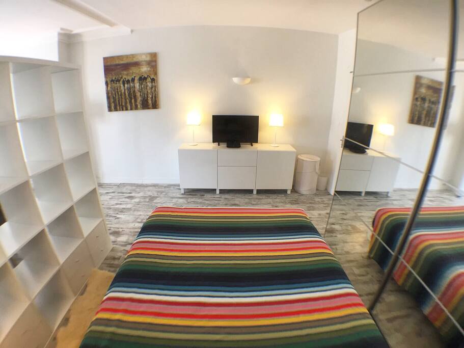 Coté chambre avec son lit en 140, TV TNT et l'armoire miroir.