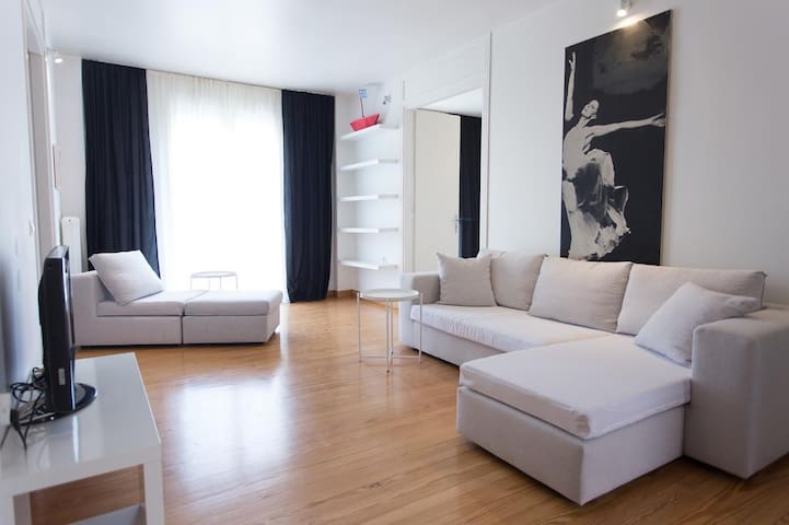 ACROPOLITANA (near Acropolis and Acropolis museum)