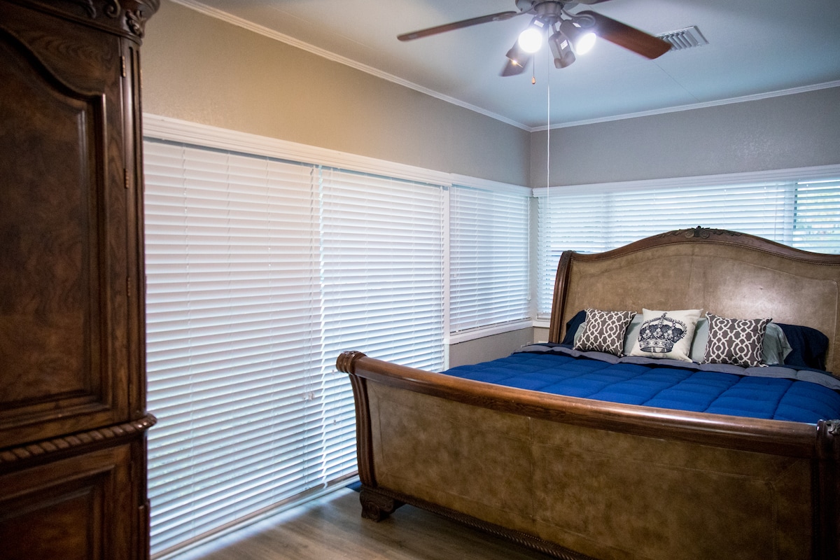 ห้องนอน 1 ห้องห้องนอนใหญ่มีเตียงค่อนข้างเป็นเตียง... เป็นราชาและคุณจะรู้สึกเหมือนเป็นหนึ่งในนั้นเมื่อนอนหลับอยู่ในนั้น! ไม่ต้องพูดถึงแสงธรรมชาติรอบตัวคุณทั้งหมด - หากคุณเลือกที่จะเปิดมู่ลี่ทั้งหมดและเราได้พูดถึงวิวหรือเปล่า?!;)