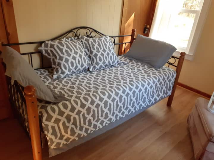 Cama de un solo día,
ropa de cama nueva, edredón,  almohadas