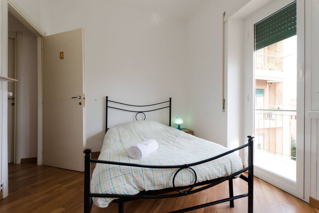 Camera singola letto alla francese con balcone.
