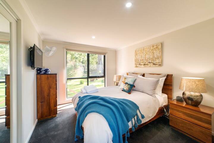 ห้องนอนควีนไซส์พร้อมหน้าต่างกระจกสองชั้น