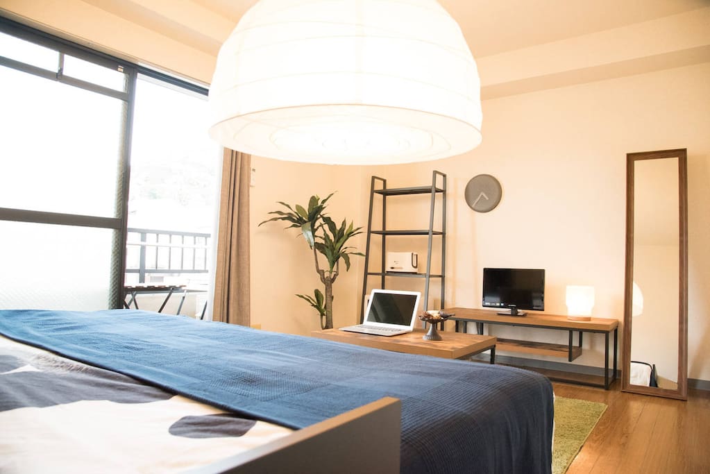 Small cozy room 402 walk 7min to Gion + Pocket wifi. The room size is 15 square meters. There's a double bed(140/200cm) and a mattress(single).室内大小为15平方米,双人床尺寸为140cm×200cm。