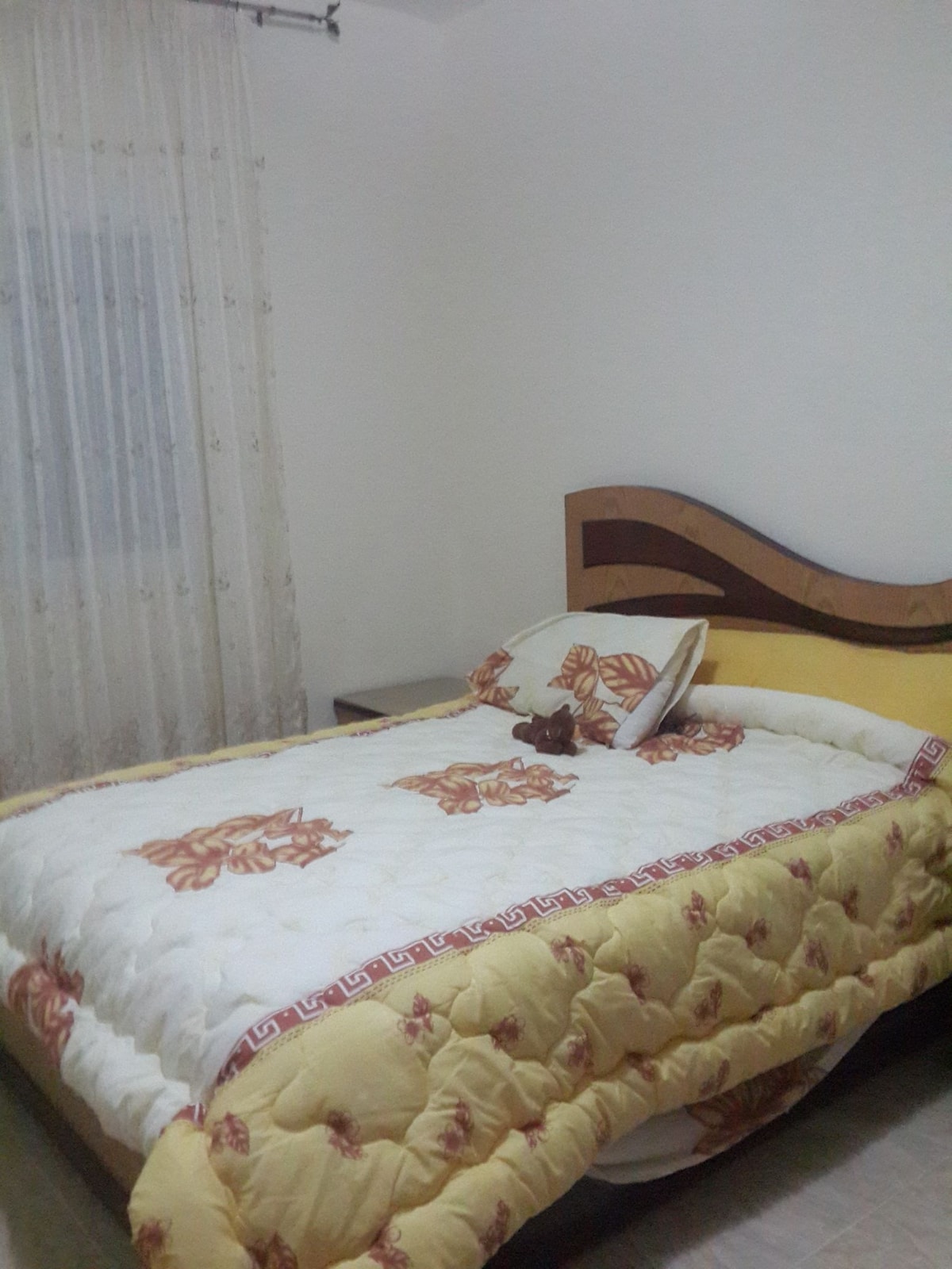 سرير مريح جدًا مع وسائد وبياضات وأغطية. جميعها جديدة 