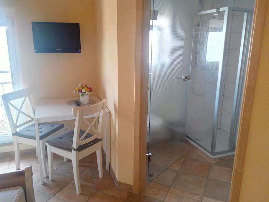 Sitzecke, privates Badezimmer mit Dusche und WC