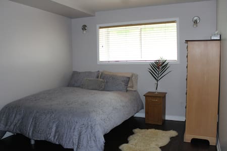 Downtown Basement Studio with parking