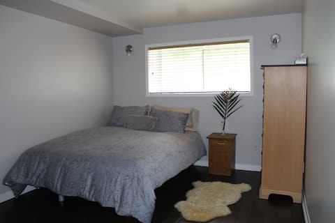 Downtown Basement Studio with parking