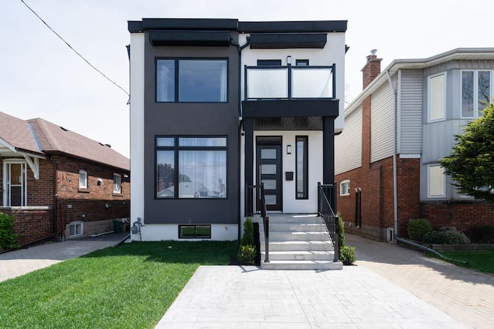 Luxurious 3bedroom house with free parking & wifi!