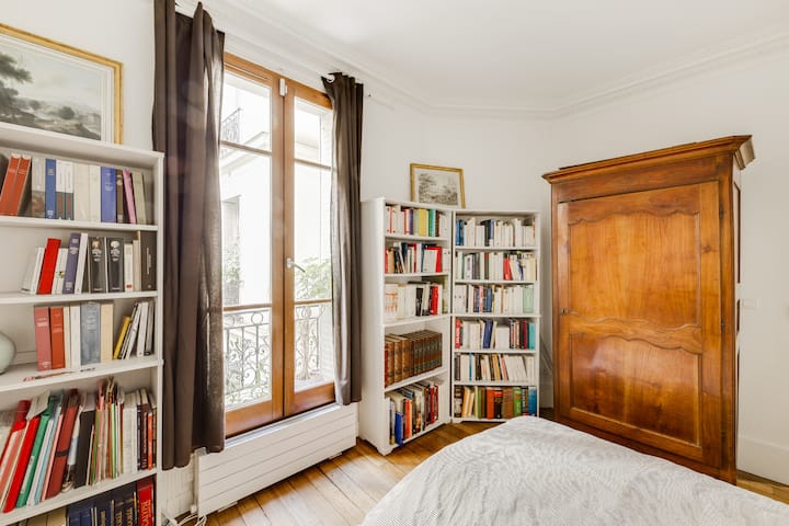 Derde slaapkamer met tweepersoonsbed, kledingkast en boekenkasten