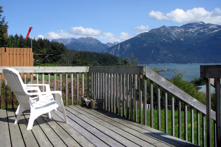 The Cottage, amazing view, downtown, private deck