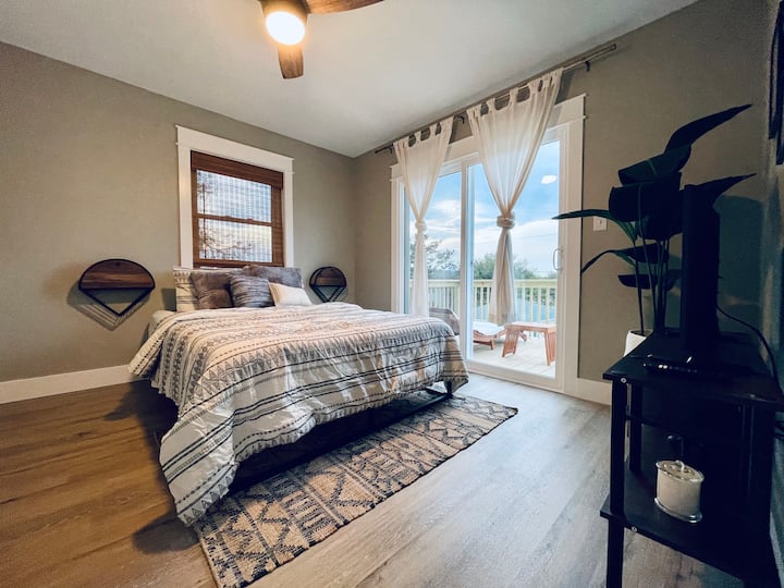 Master Bedroom Views (Queen Bed)