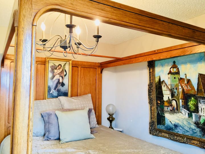 1ª camera da letto a sinistra con letto queen-size e vista sulla baia 