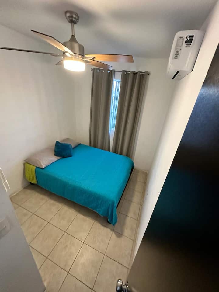 ชั้นบนของห้องนอนที่ 2
- เตียงใหญ่
- พัดลมเพดาน
- เครื่องปรับอากาศ 