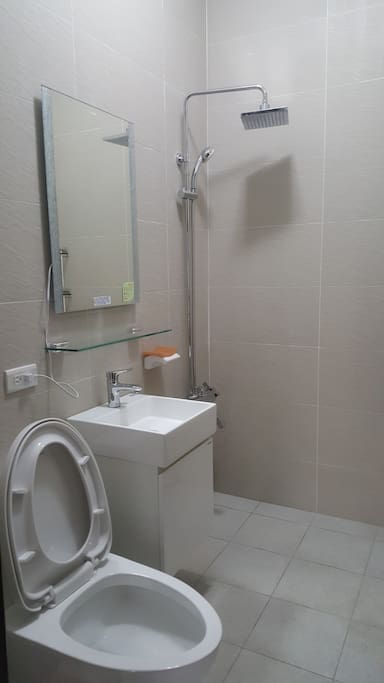 3樓浴室就在房門外,與房東爸爸共用,1、2樓另有廁所。
Second floor bathroom beside of your room, share with my father.
Ground floor and First floor also has toilets.