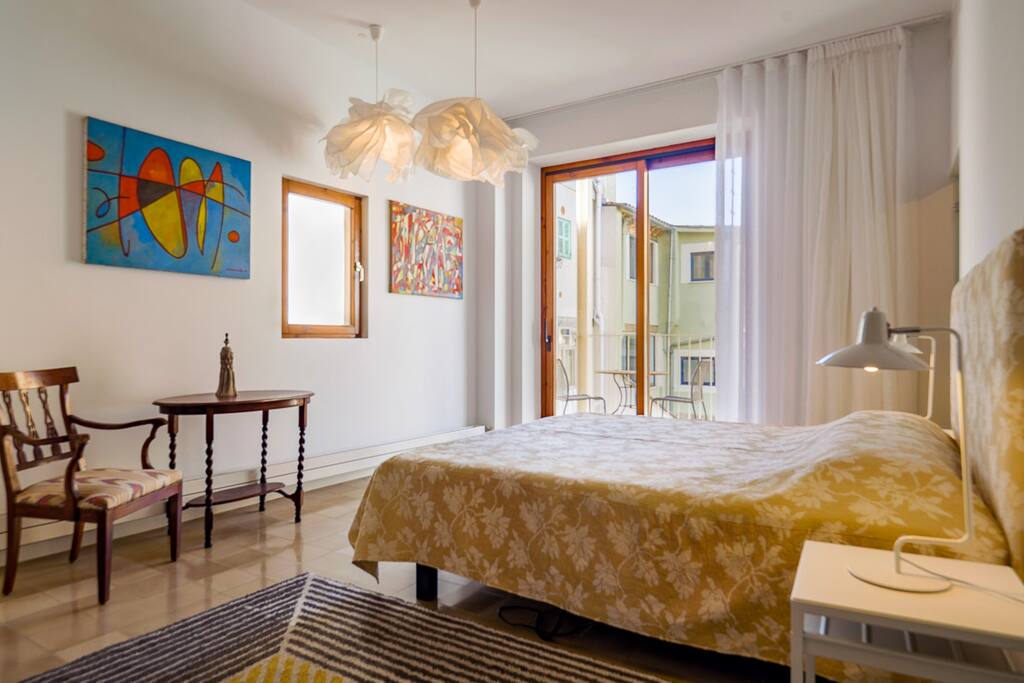 Master Bedroom mit elektrisch verstellbarem King Size Bed in 1.80m x 2m
