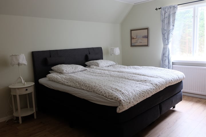 חדר שינה ראשי, חדר גדול עם פינת ישיבה ומיטת יחיד נוספת. 