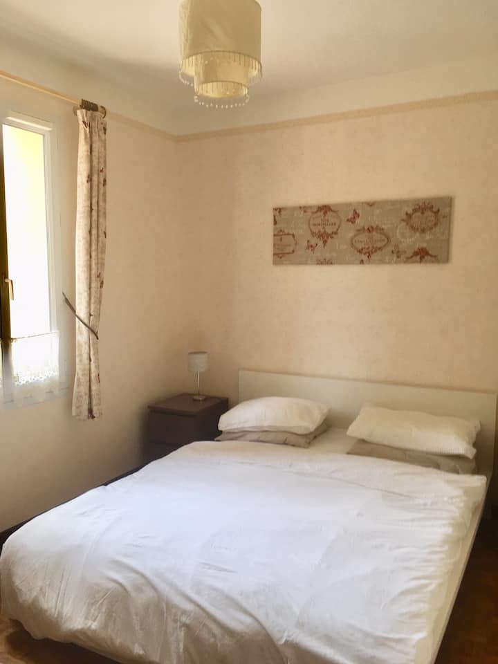 Kuendelea na ziara tunakuja kwenye chumba kingine cha kulala mara mbili.  Madirisha yanafunguka kwenye mtaro.