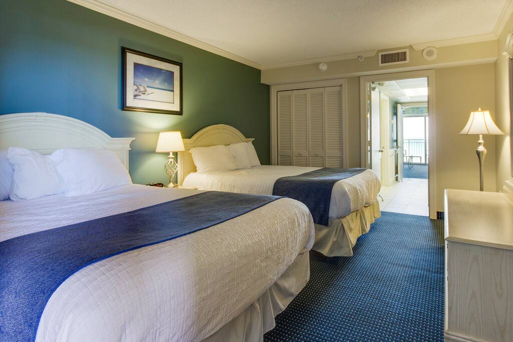 There are 2 queen beds in the bedroom.