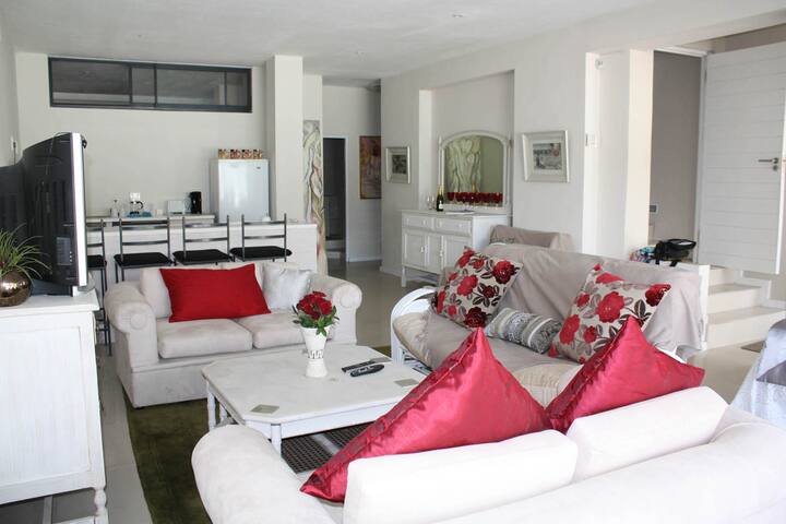 UNIQUE LUXURY BEACHSIDE APARTMENT gallery image 2