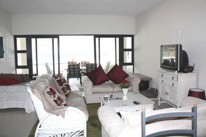 UNIQUE LUXURY BEACHSIDE APARTMENT gallery image 3