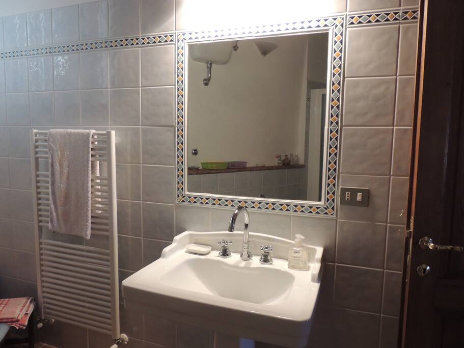 Il bagno privato adiacente alla camera da letto