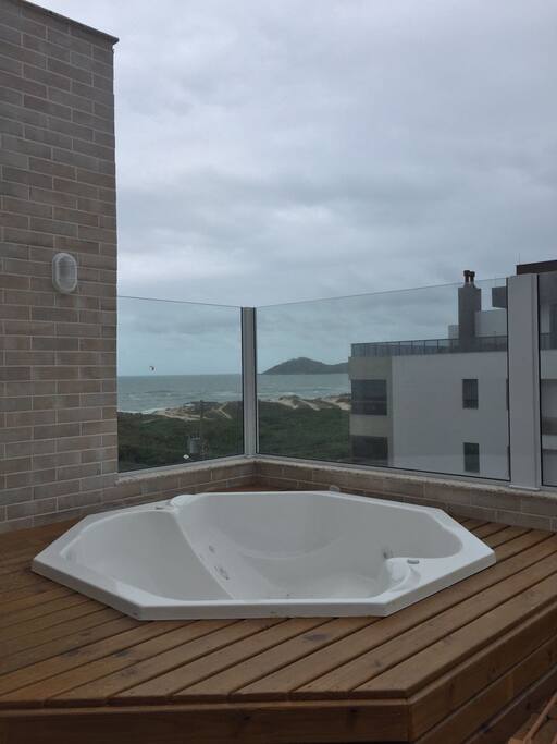 Jacuzi na área Externa da Churrasqueira