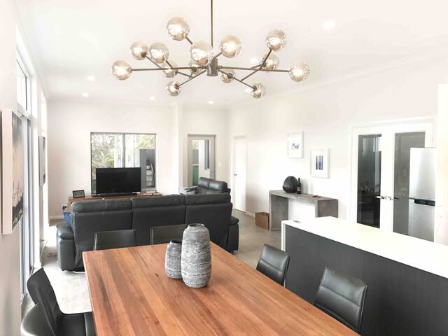 Peaceful Ridge Retreat – New Executive Residence gallery image 2