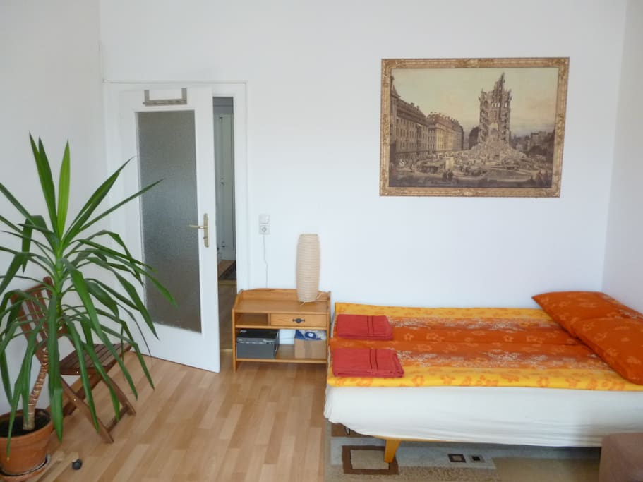 Der Eingang in Euer Privatzimmer erfolgt über den Vor- und Hauptflur meiner Wohnung.
