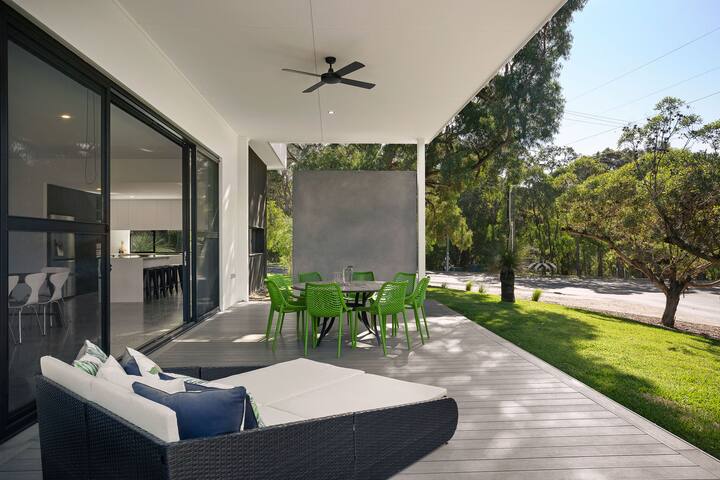 A 3 bedroom coastal abode located in Eagle Bay gallery image 4