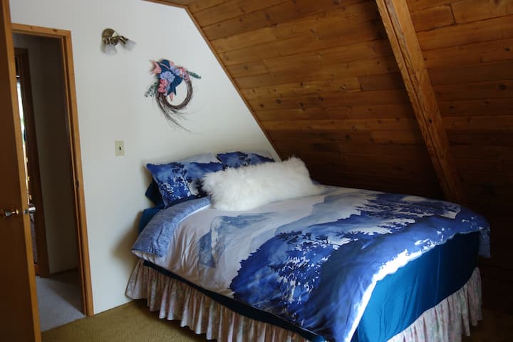 Dormitorio delantero - Cama Queen.  Cubierta de edredón y farsas de montaña de diciembre de 2019.
  Edredón de plumas. Sábanas de haya Bliss, una fibra suave y natural derivada de la madera de haya europea cultivada y cosechada de forma sostenible, la suavidad de la seda con la transpirabilidad del algodón. 

