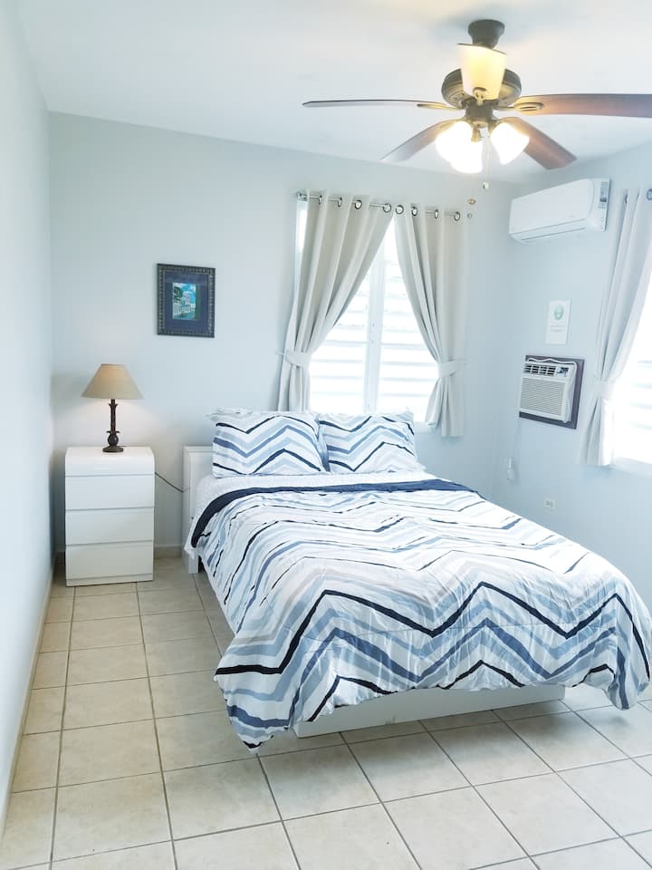 سرير كوين مع مروحة سقف ومكيف. يمكن فتح جميع النوافذ مع شاشات. أرضية من البلاط