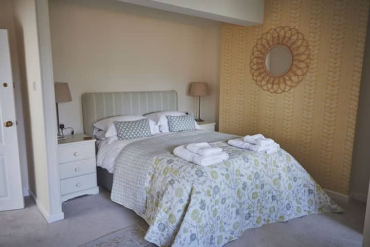 El dormitorio 1 tiene una cama tamaño king.