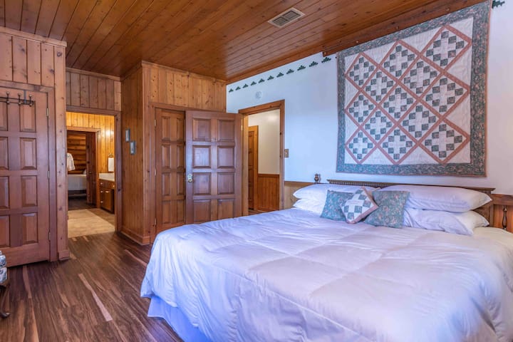 North Hallway Suite: Room 4. King Bed with a pack and play inside the closet. 