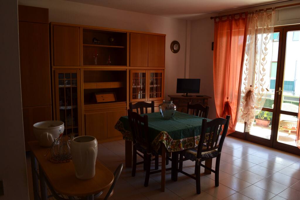 Sala pranzo con terrazzo per colazione
