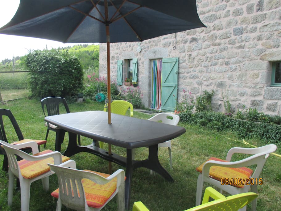 Le salon de jardin sera à votre disposition ainsi qu'un barbecue