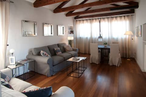 Popular Airbnb listing: Deluxe apartment with 2 bedrooms in Venezia