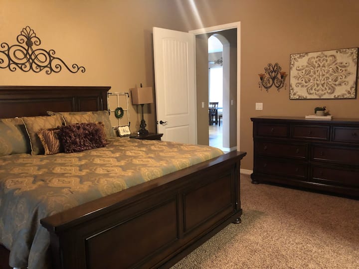 تحتوي الغرفة الرئيسية على سرير كبير 