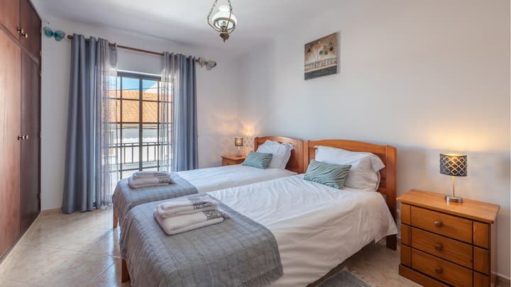 Ოთახი ორი ერთადგილიანი საწოლით, აივანზე გასასვლელით.