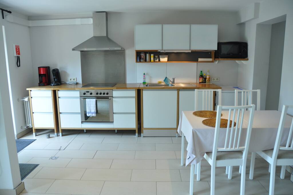 Küche mit Herd, Backofen, Mikrowelle und Kaffeemaschine