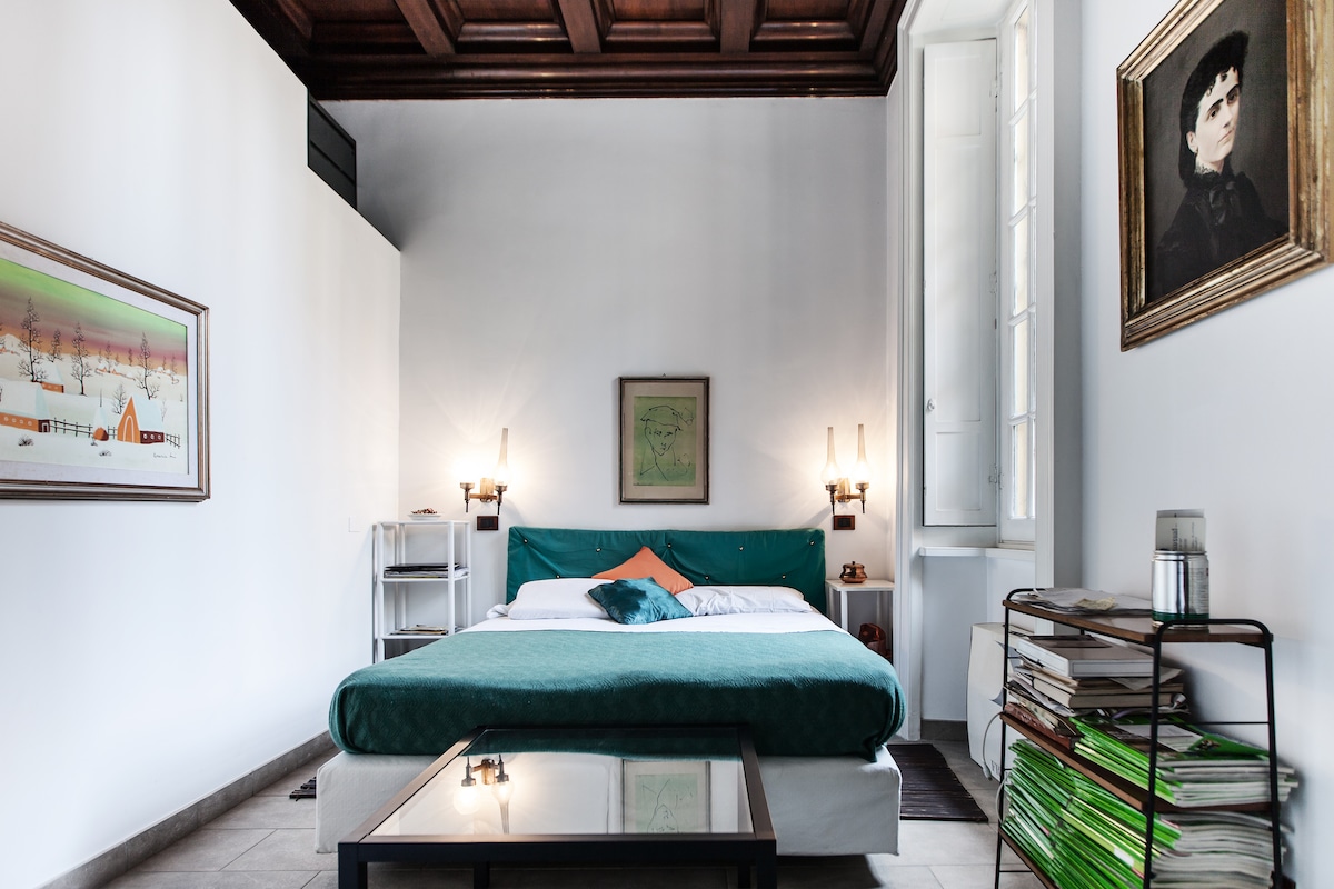 Dormitorio doble con cama doble grande, con techo artesonado de roble rojo de 1919. Las dos camas de 100x100 cm se pueden combinar en una sola cama doble de 200x200 cm (6'8"x6'8")