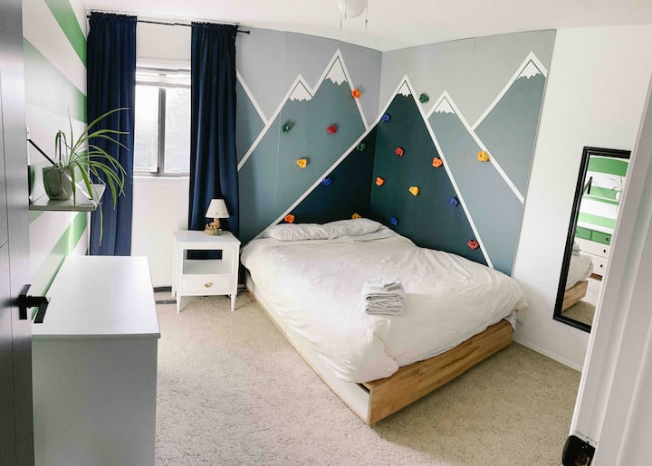 Dormitorio de arriba: cama tamaño queen.