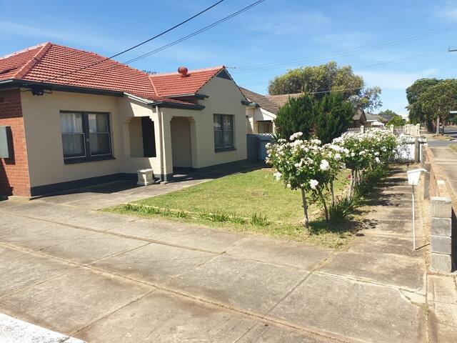 Private room 5km from the city!