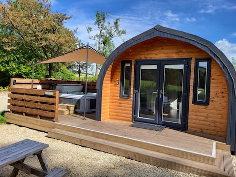 The Den, Luxury Pod with Hot Tub and Sauna