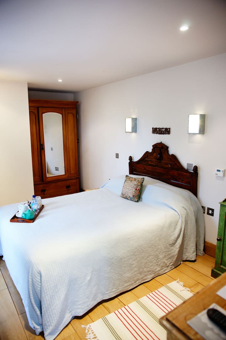 בחדר השינה השני של בית הגינה יש מיטה זוגית עם חדר רחצה צמוד. 