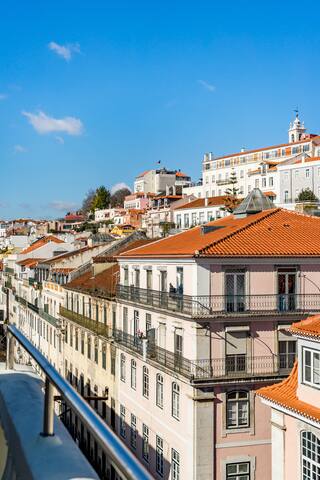 A Captivating Apartment Close to River Tagus in Lisbon gallery image 4